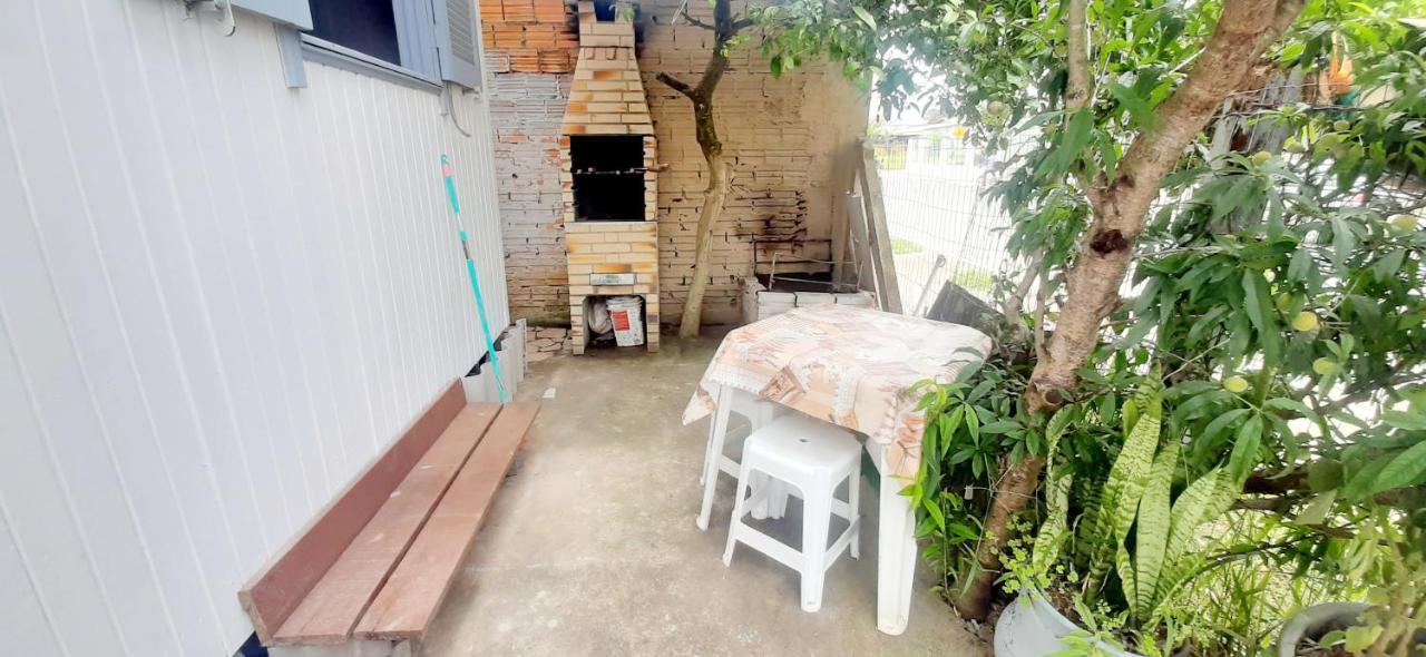 CASA completa em TORRES-RS - O MELHOR CUSTO BENEFICIO na mais bela praia Gaúcha - Cozinha - Banheiro - Ar condicionado - Smart TV 32 Android Apps Youtube - Netflix - Prime Vídeo e Wi-Fi - Estacionamento - Acomoda até 10 pessoas - Anfitriã Superhost n Vila Exterior foto