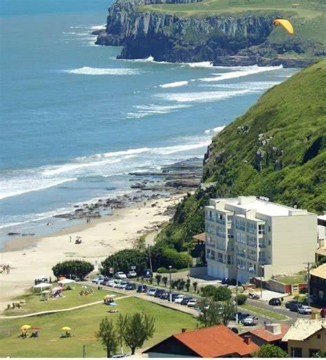 CASA completa em TORRES-RS - O MELHOR CUSTO BENEFICIO na mais bela praia Gaúcha - Cozinha - Banheiro - Ar condicionado - Smart TV 32 Android Apps Youtube - Netflix - Prime Vídeo e Wi-Fi - Estacionamento - Acomoda até 10 pessoas - Anfitriã Superhost n Vila Exterior foto