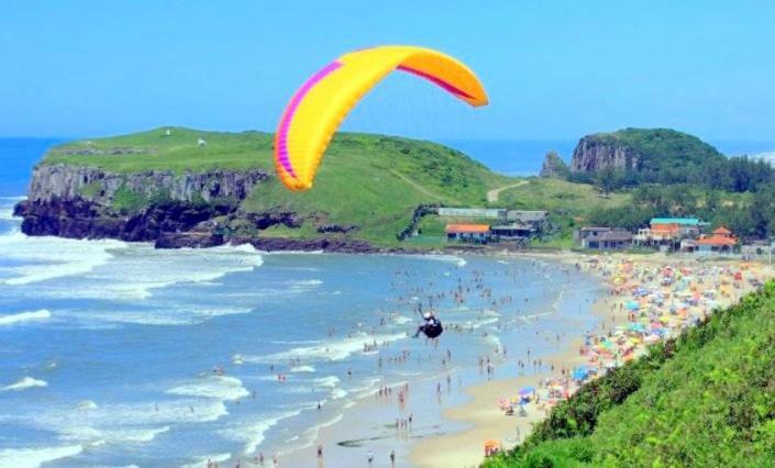CASA completa em TORRES-RS - O MELHOR CUSTO BENEFICIO na mais bela praia Gaúcha - Cozinha - Banheiro - Ar condicionado - Smart TV 32 Android Apps Youtube - Netflix - Prime Vídeo e Wi-Fi - Estacionamento - Acomoda até 10 pessoas - Anfitriã Superhost n Vila Exterior foto