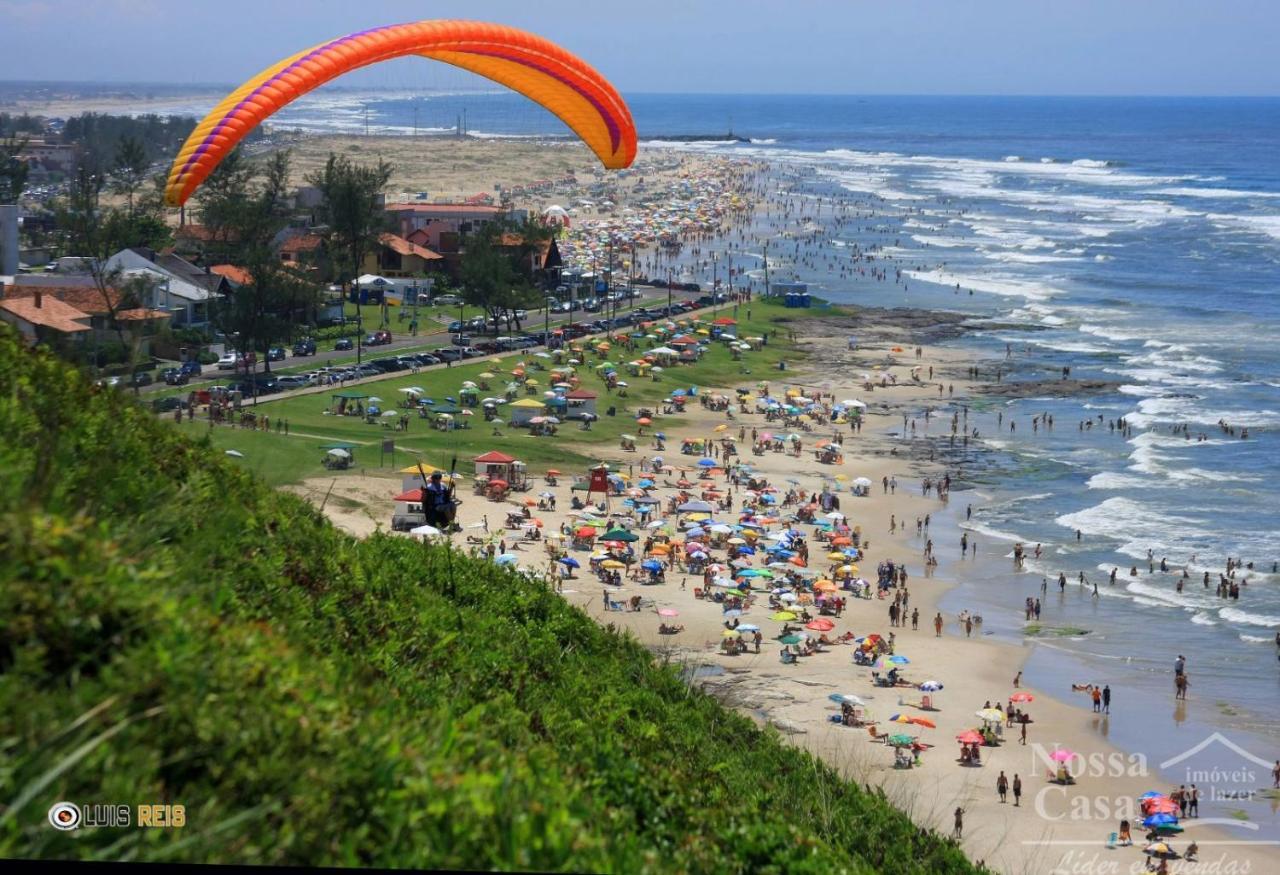 CASA completa em TORRES-RS - O MELHOR CUSTO BENEFICIO na mais bela praia Gaúcha - Cozinha - Banheiro - Ar condicionado - Smart TV 32 Android Apps Youtube - Netflix - Prime Vídeo e Wi-Fi - Estacionamento - Acomoda até 10 pessoas - Anfitriã Superhost n Vila Exterior foto