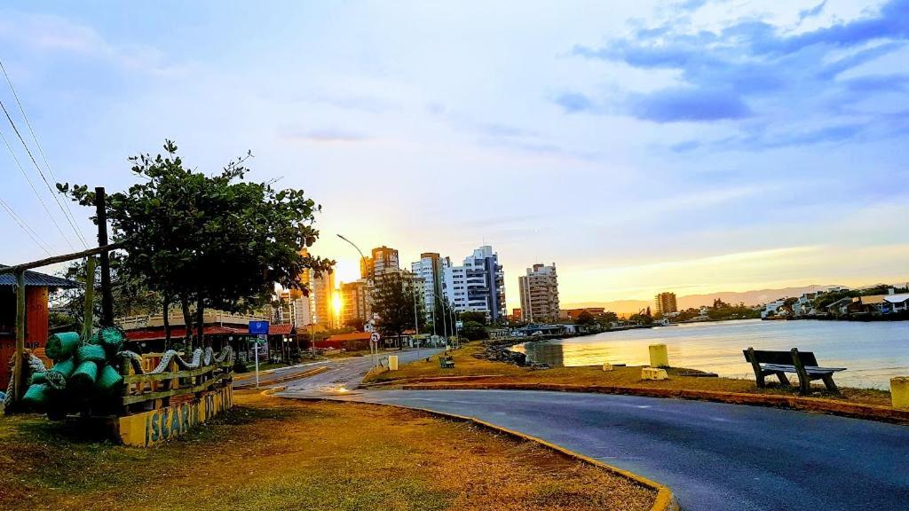 CASA completa em TORRES-RS - O MELHOR CUSTO BENEFICIO na mais bela praia Gaúcha - Cozinha - Banheiro - Ar condicionado - Smart TV 32 Android Apps Youtube - Netflix - Prime Vídeo e Wi-Fi - Estacionamento - Acomoda até 10 pessoas - Anfitriã Superhost n Vila Exterior foto