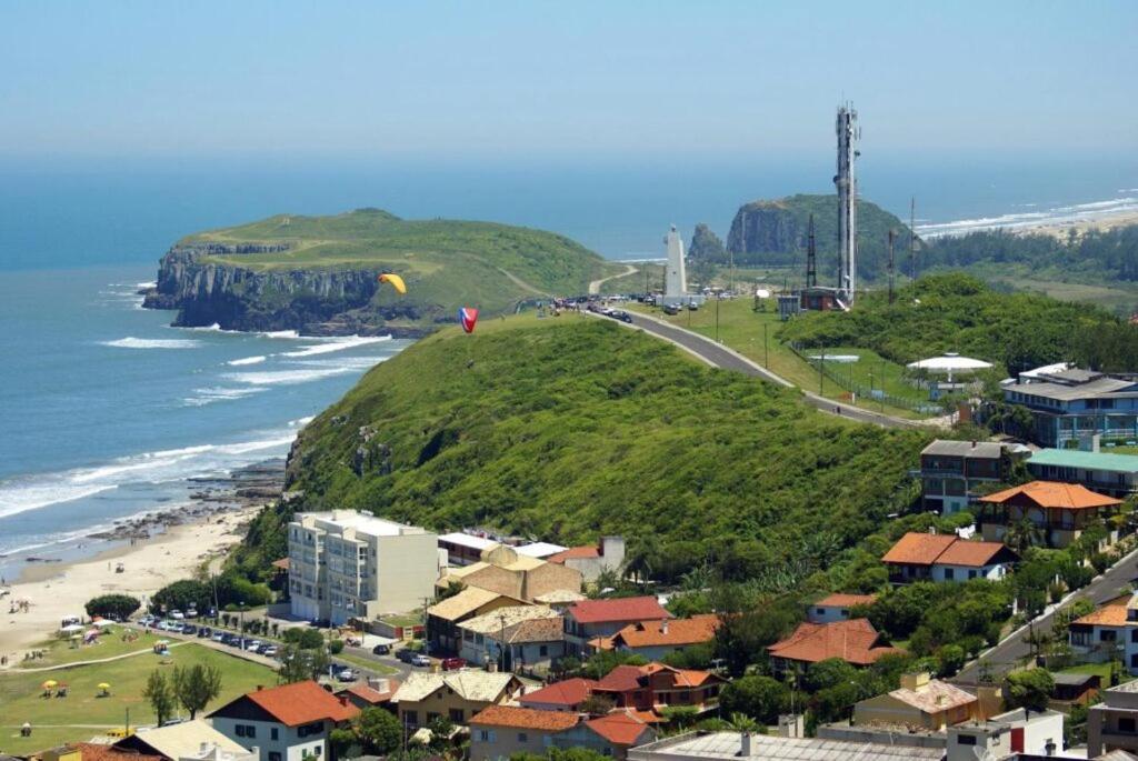 CASA completa em TORRES-RS - O MELHOR CUSTO BENEFICIO na mais bela praia Gaúcha - Cozinha - Banheiro - Ar condicionado - Smart TV 32 Android Apps Youtube - Netflix - Prime Vídeo e Wi-Fi - Estacionamento - Acomoda até 10 pessoas - Anfitriã Superhost n Vila Exterior foto