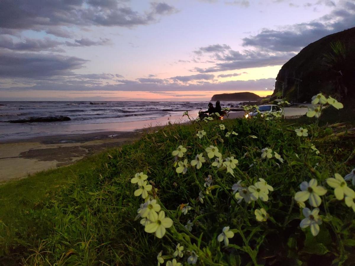CASA completa em TORRES-RS - O MELHOR CUSTO BENEFICIO na mais bela praia Gaúcha - Cozinha - Banheiro - Ar condicionado - Smart TV 32 Android Apps Youtube - Netflix - Prime Vídeo e Wi-Fi - Estacionamento - Acomoda até 10 pessoas - Anfitriã Superhost n Vila Exterior foto
