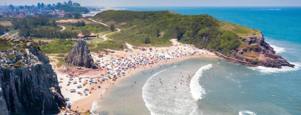 CASA completa em TORRES-RS - O MELHOR CUSTO BENEFICIO na mais bela praia Gaúcha - Cozinha - Banheiro - Ar condicionado - Smart TV 32 Android Apps Youtube - Netflix - Prime Vídeo e Wi-Fi - Estacionamento - Acomoda até 10 pessoas - Anfitriã Superhost n Vila Exterior foto