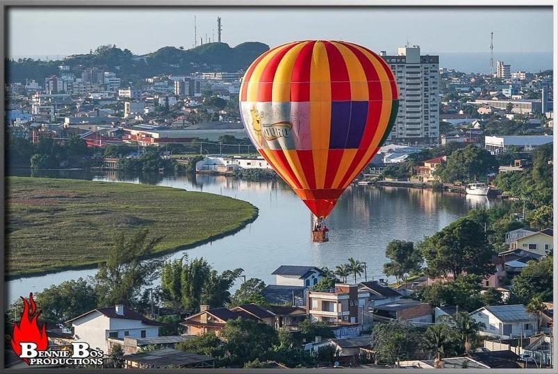 CASA completa em TORRES-RS - O MELHOR CUSTO BENEFICIO na mais bela praia Gaúcha - Cozinha - Banheiro - Ar condicionado - Smart TV 32 Android Apps Youtube - Netflix - Prime Vídeo e Wi-Fi - Estacionamento - Acomoda até 10 pessoas - Anfitriã Superhost n Vila Exterior foto
