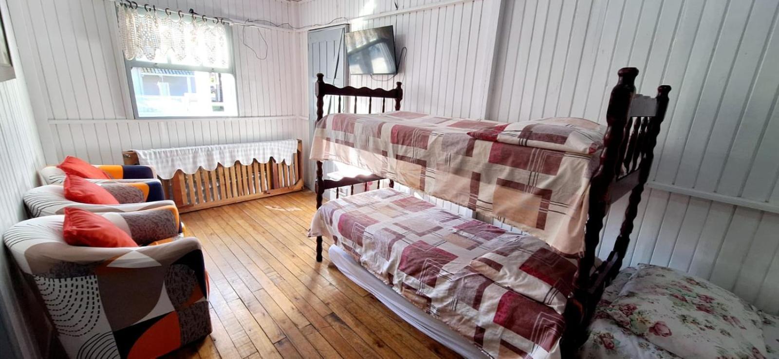 CASA completa em TORRES-RS - O MELHOR CUSTO BENEFICIO na mais bela praia Gaúcha - Cozinha - Banheiro - Ar condicionado - Smart TV 32 Android Apps Youtube - Netflix - Prime Vídeo e Wi-Fi - Estacionamento - Acomoda até 10 pessoas - Anfitriã Superhost n Vila Exterior foto