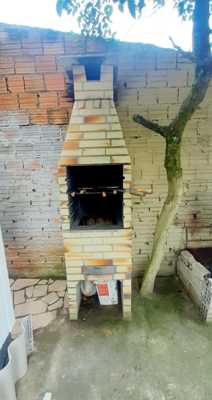 CASA completa em TORRES-RS - O MELHOR CUSTO BENEFICIO na mais bela praia Gaúcha - Cozinha - Banheiro - Ar condicionado - Smart TV 32 Android Apps Youtube - Netflix - Prime Vídeo e Wi-Fi - Estacionamento - Acomoda até 10 pessoas - Anfitriã Superhost n Vila Exterior foto